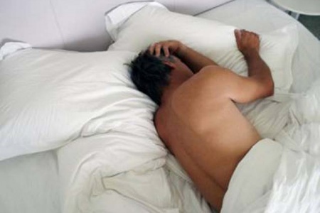 Se cayó de la cama y se fracturó el pene Se cayó de la cama y se fracturó el pene